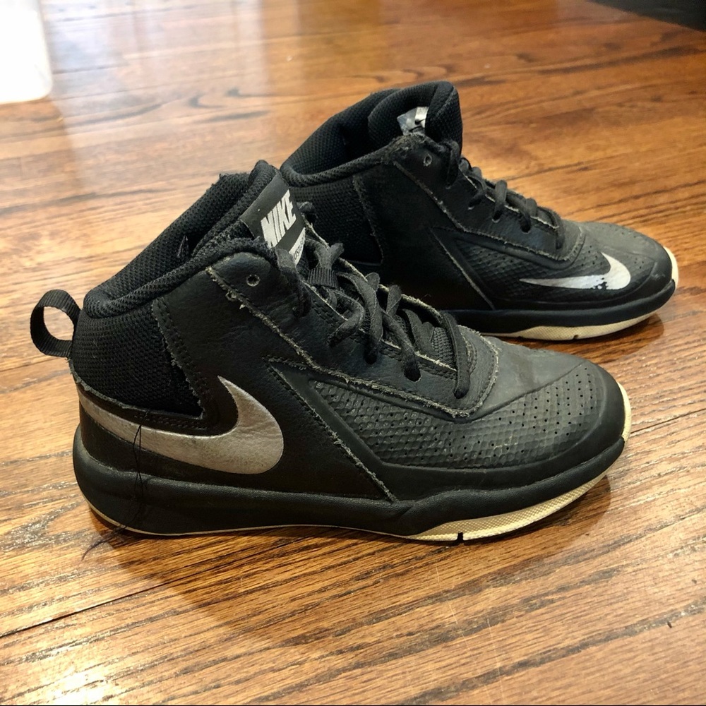 Nike Kids Team Hustle D 7 Basketball Shoes Size 1.